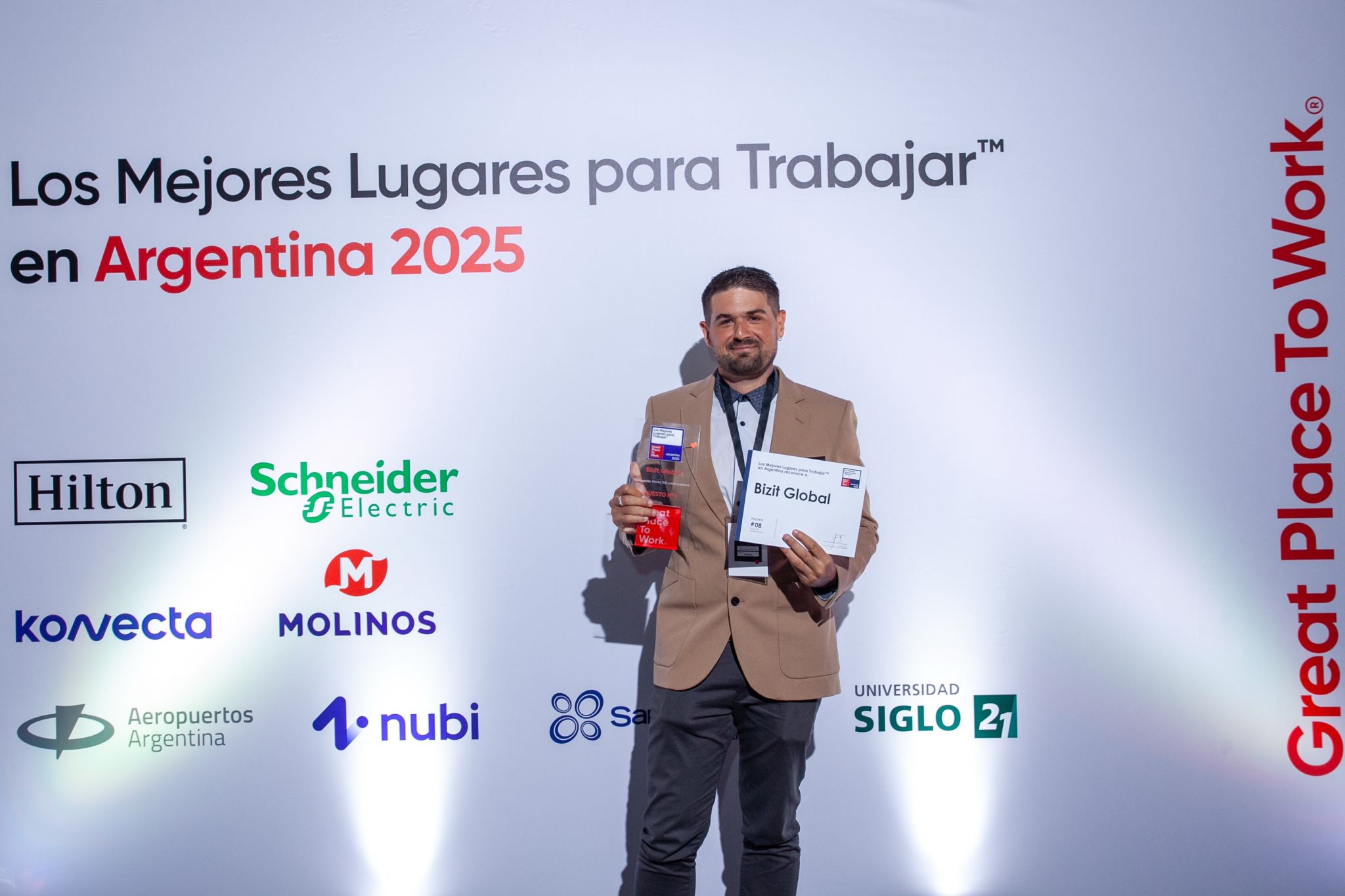 Nicolás Nicolaide con trofeo GPTW Argentina 2025